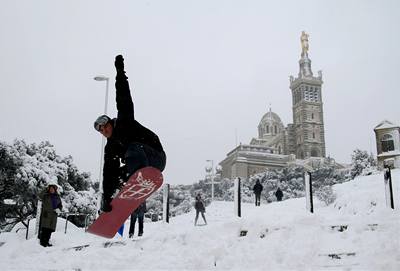 Snhová nadílka potila píznivce zimních sport v jihofrancouzském Marseille